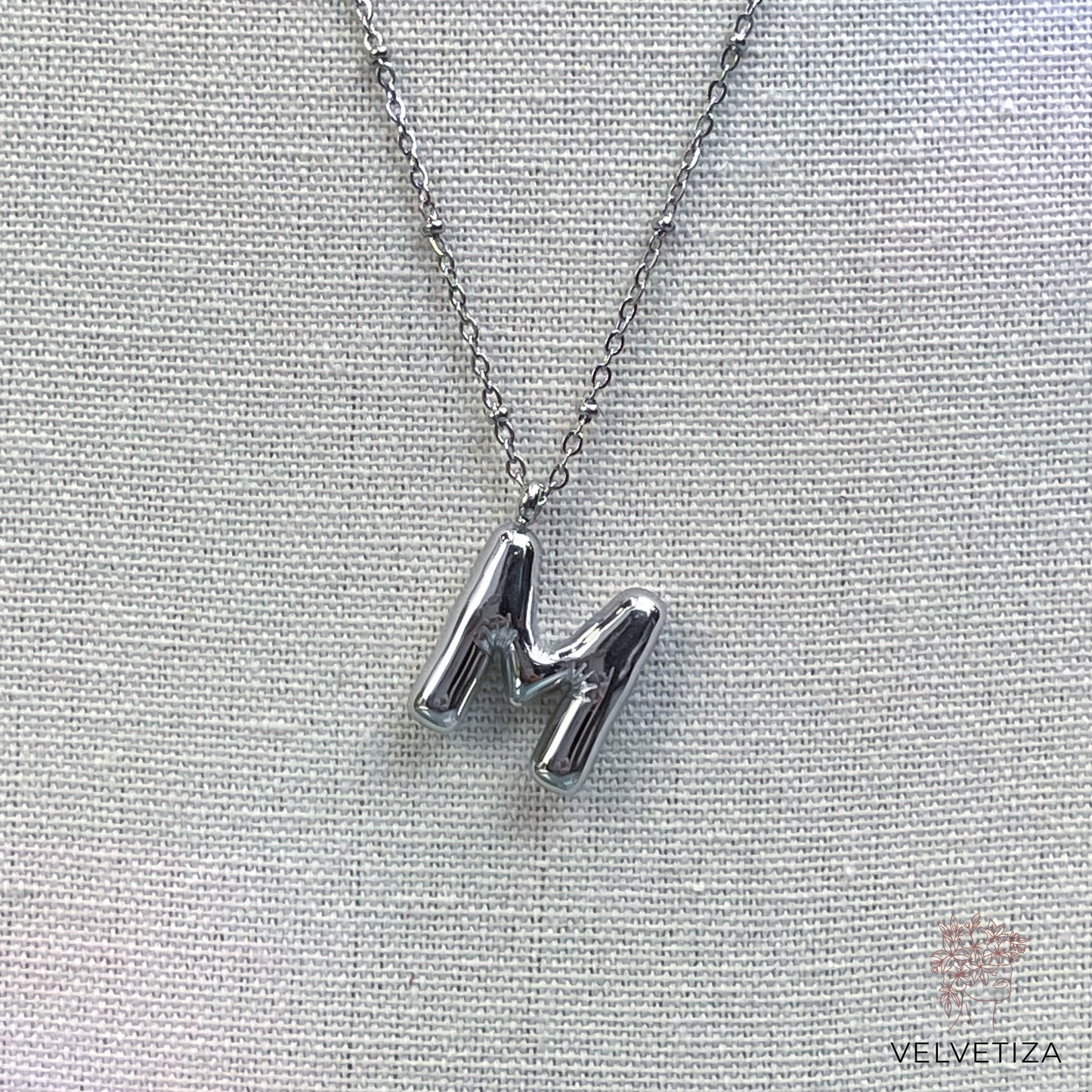 Collar inicial plateado